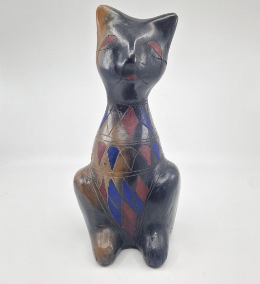 Einzigartige und nachhaltige Vintage Katze in schwarz-blau-rot. Unique and sustainable vintage cat in black-blue-red. Front.