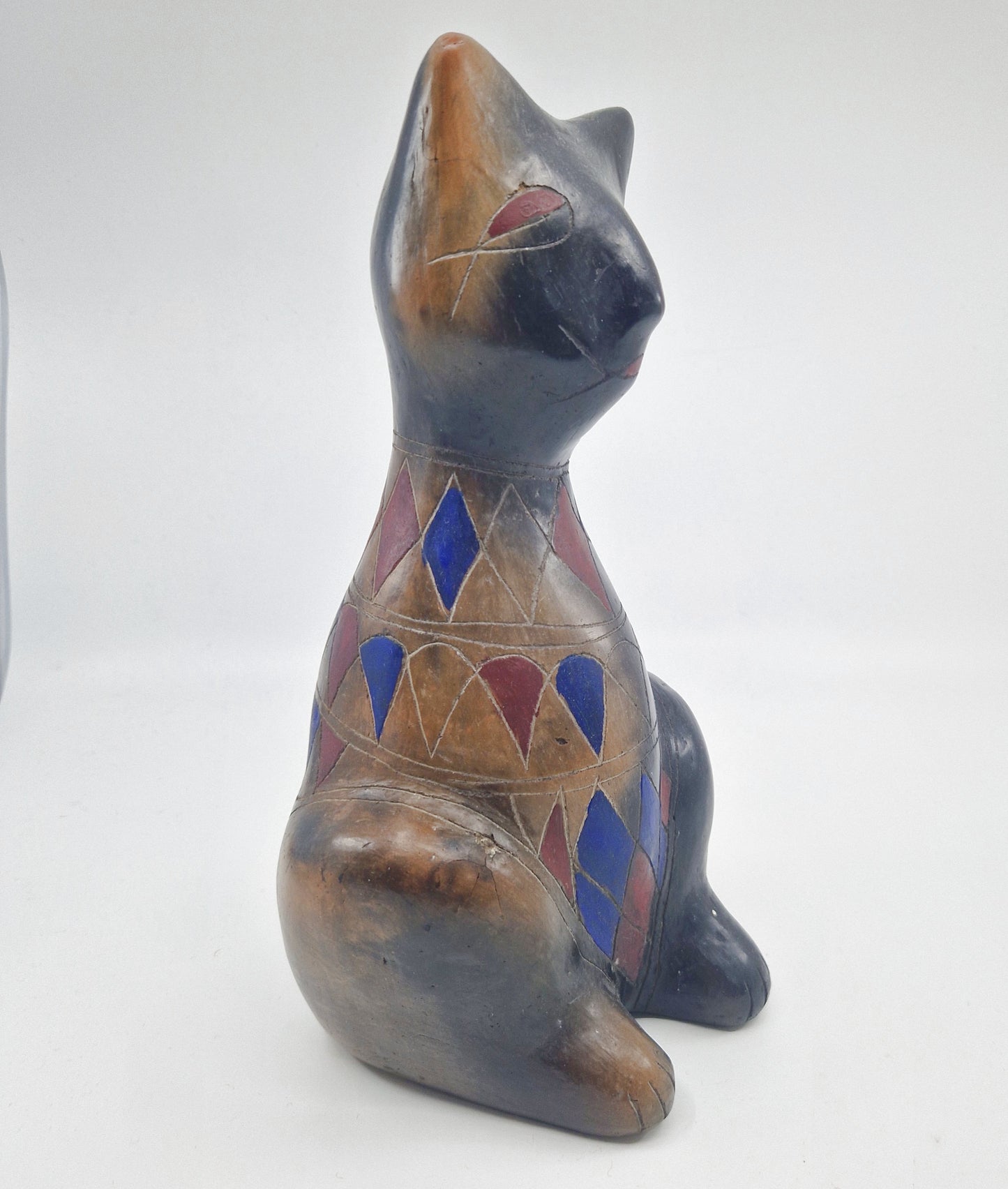 Einzigartige und nachhaltige Vintage Katze in schwarz-blau-rot. Unique and sustainable vintage cat in black-blue-red. Side.