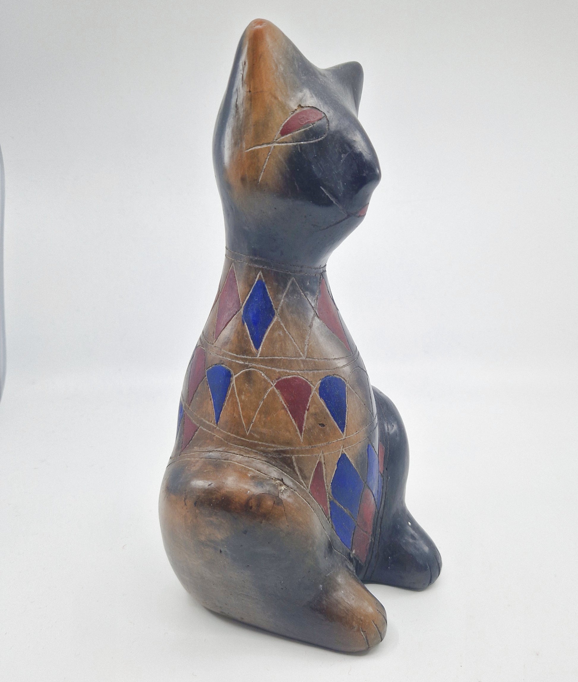 Einzigartige und nachhaltige Vintage Katze in schwarz-blau-rot. Unique and sustainable vintage cat in black-blue-red. Side.