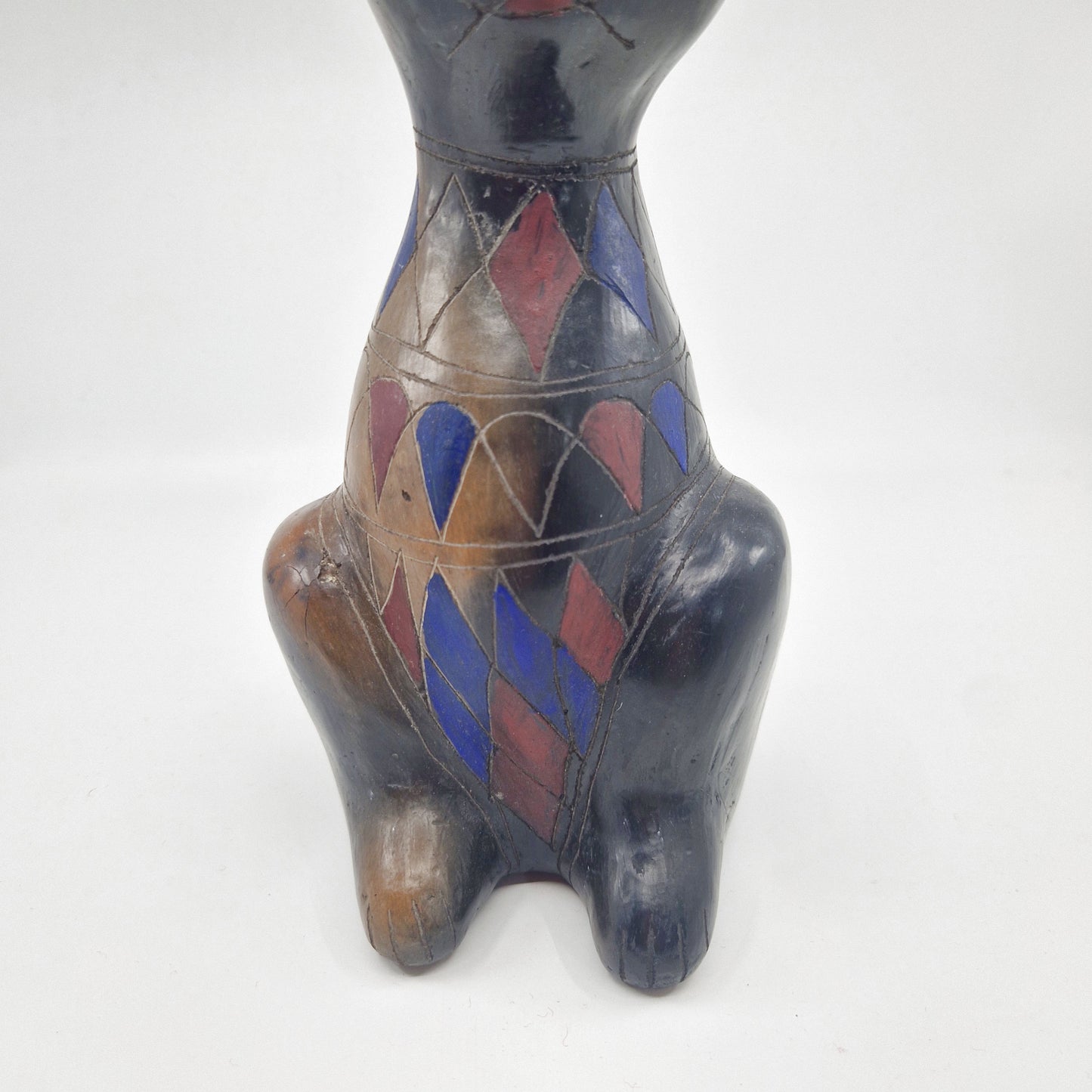 Einzigartige und nachhaltige Vintage Katze in schwarz-blau-rot. Unique and sustainable vintage cat in black-blue-red. Close-up 2.