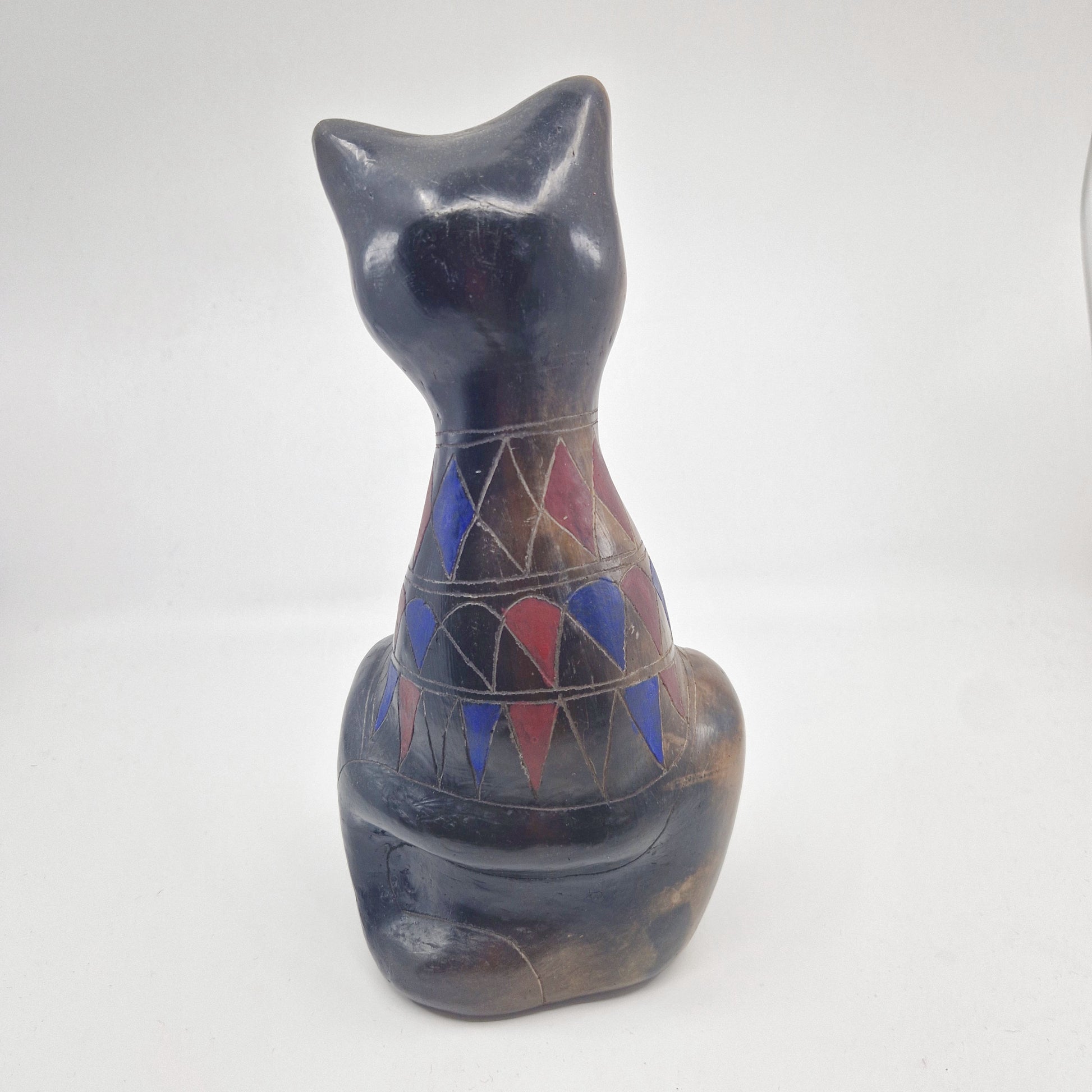 Einzigartige und nachhaltige Vintage Katze in schwarz-blau-rot. Unique and sustainable vintage cat in black-blue-red. Back.