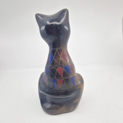 Einzigartige und nachhaltige Vintage Katze in schwarz-blau-rot. Unique and sustainable vintage cat in black-blue-red. Back.