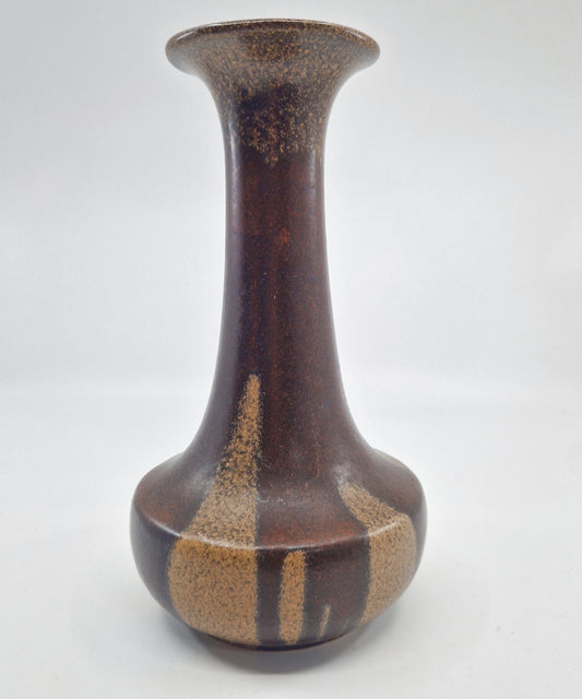 Einzigartige und nachhaltige Vintage Vase in dunkelbraun-hellbraun, Streuler. Unique and sustainable Vintage vase in dark brown-light brown, Streuler. Front.