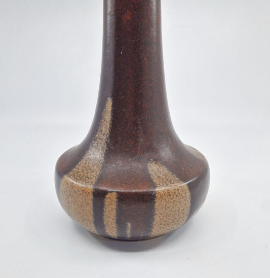Einzigartige und nachhaltige Vintage Vase in dunkelbraun-hellbraun, Streuler. Unique and sustainable Vintage vase in dark brown-light brown, Streuler. Close-up.