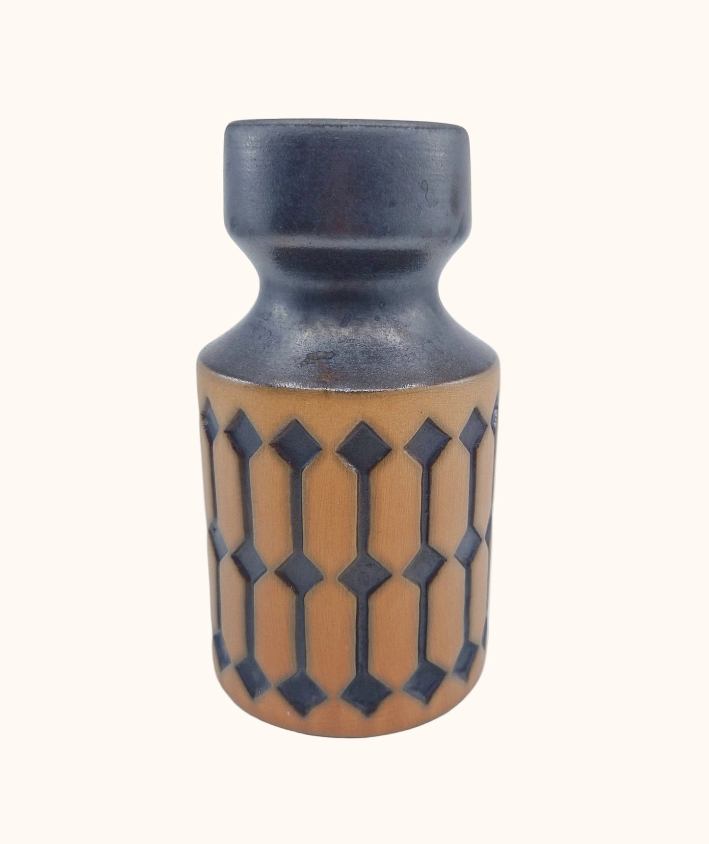 Einzigartige und nachhaltige Vintage Vase in dunkelbraun-hellbraun, geometrisch. Unique and sustainable vintage vase in dark brown-light brown, geometric. Front.