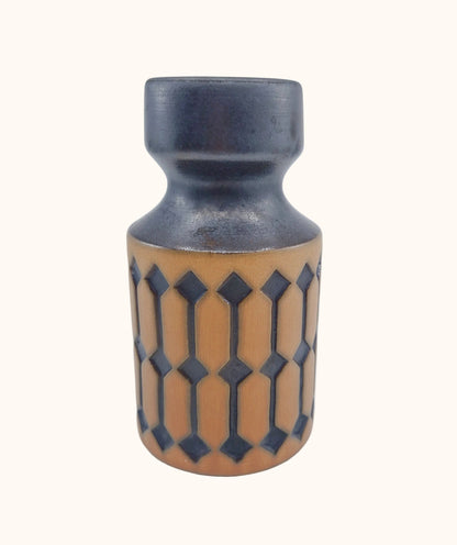 Einzigartige und nachhaltige Vintage Vase in dunkelbraun-hellbraun, geometrisch. Unique and sustainable vintage vase in dark brown-light brown, geometric. Front.