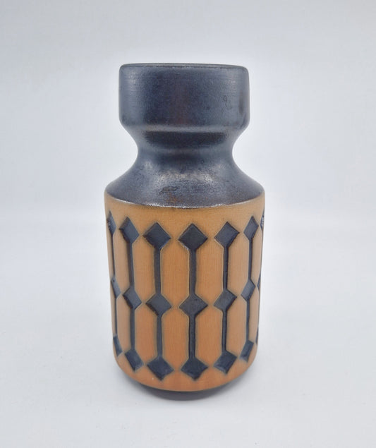 Einzigartige und nachhaltige Vintage Vase in dunkelbraun-hellbraun, geometrisch. Unique and sustainable vintage vase in dark brown-light brown, geometric. Front.