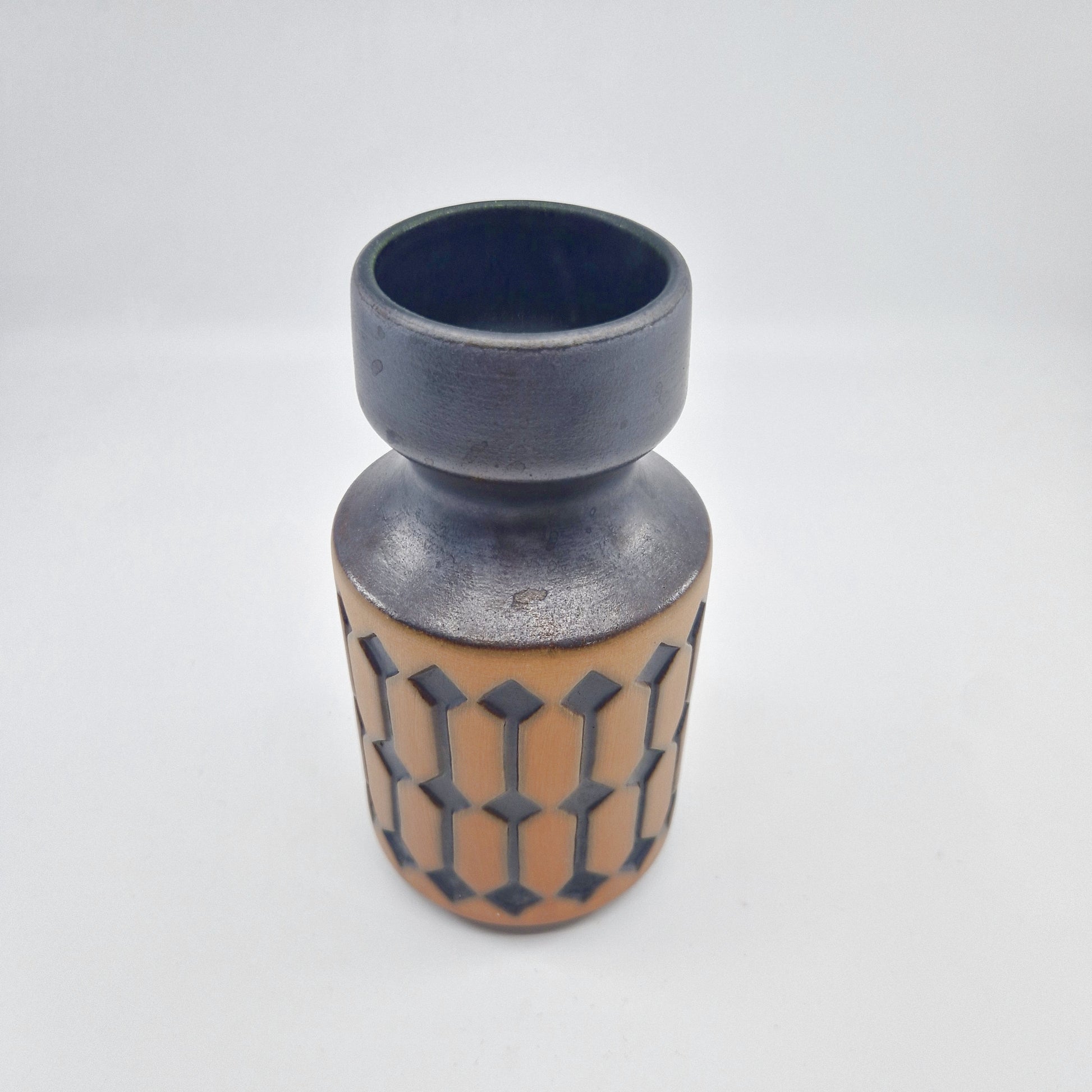 Einzigartige und nachhaltige Vintage Vase in dunkelbraun-hellbraun, geometrisch. Unique and sustainable vintage vase in dark brown-light brown, geometric. Side.