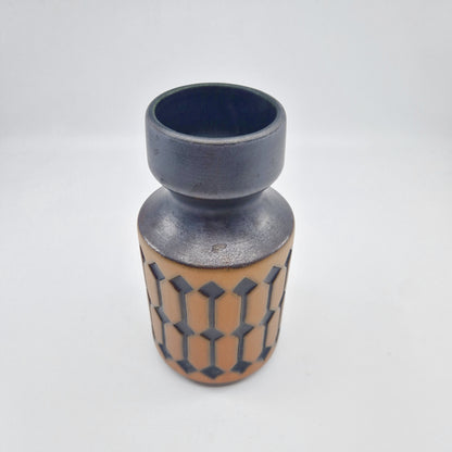 Einzigartige und nachhaltige Vintage Vase in dunkelbraun-hellbraun, geometrisch. Unique and sustainable vintage vase in dark brown-light brown, geometric. Side.