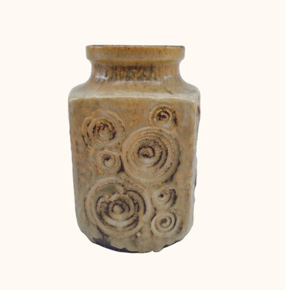 Einzigartige und nachhaltige Vintage Vase in beige mit Kringeln von Scheurich. Unique and sustainable vintage vase in beige with swirls from Scheurich. Front.