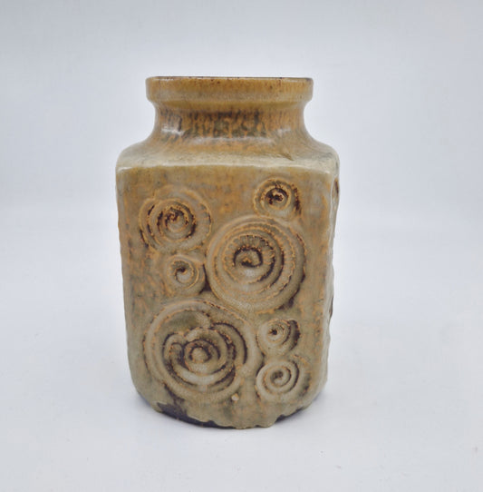 Einzigartige und nachhaltige Vintage Vase in beige mit Kringeln von Scheurich. Unique and sustainable vintage vase in beige with swirls from Scheurich. Front.