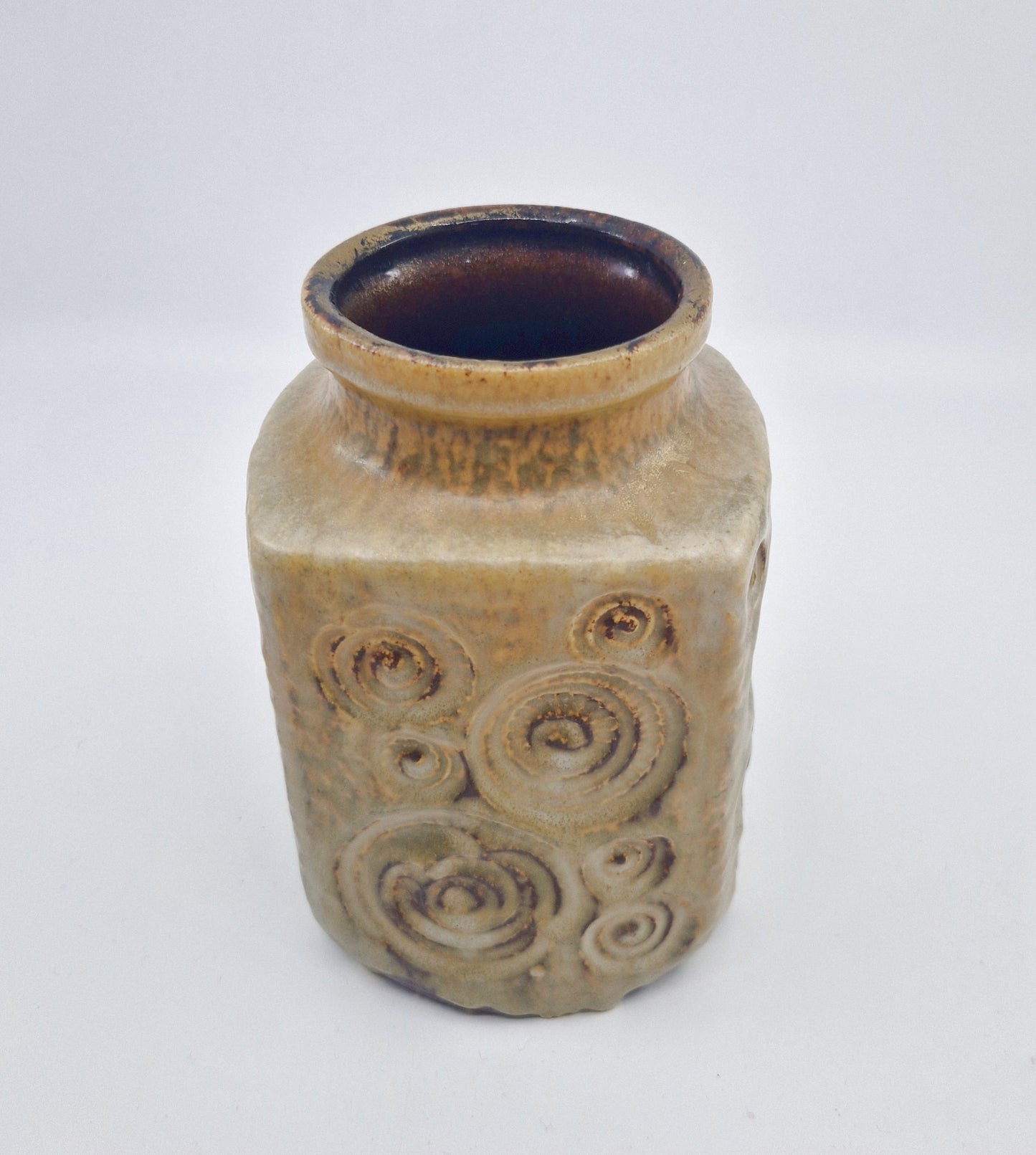 Einzigartige und nachhaltige Vintage Vase in beige mit Kringeln von Scheurich. Unique and sustainable vintage vase in beige with swirls from Scheurich. Side.