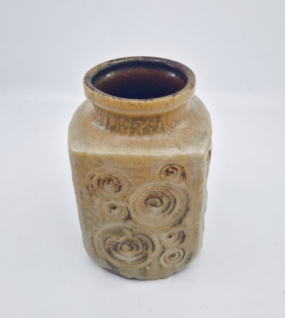 Einzigartige und nachhaltige Vintage Vase in beige mit Kringeln von Scheurich. Unique and sustainable vintage vase in beige with swirls from Scheurich. Side.