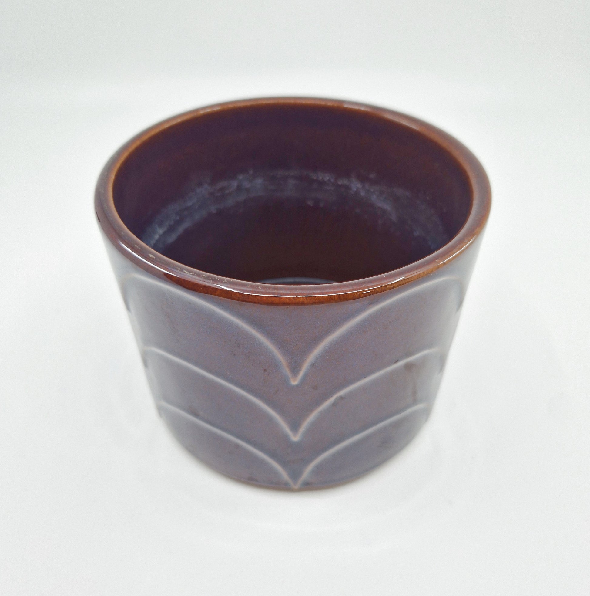 Einzigartiger und nachhaltiger Vintage Blumentopf in dunkelbraun. Unique and sustainable vintage plant pot in dark brown. Side.