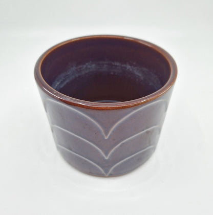 Einzigartiger und nachhaltiger Vintage Blumentopf in dunkelbraun. Unique and sustainable vintage plant pot in dark brown. Side.