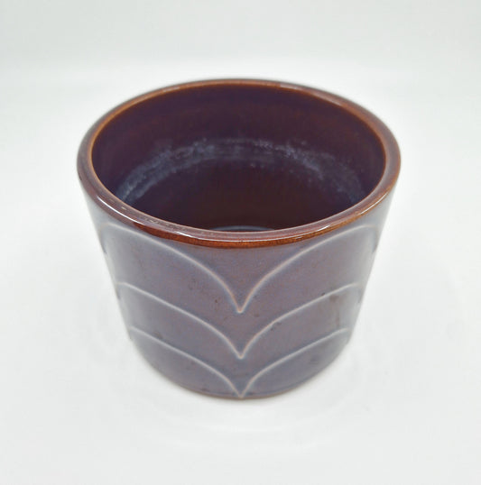 Einzigartiger und nachhaltiger Vintage Blumentopf in dunkelbraun. Unique and sustainable vintage plant pot in dark brown. Side.