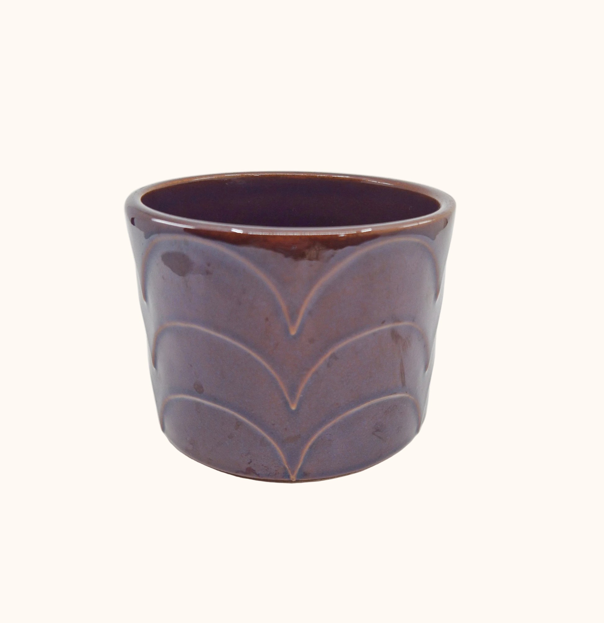 Einzigartiger und nachhaltiger Vintage Blumentopf in dunkelbraun. Unique and sustainable vintage plant pot in dark brown. Front.