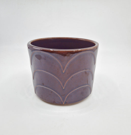 Einzigartiger und nachhaltiger Vintage Blumentopf in dunkelbraun. Unique and sustainable vintage plant pot in dark brown. Front.