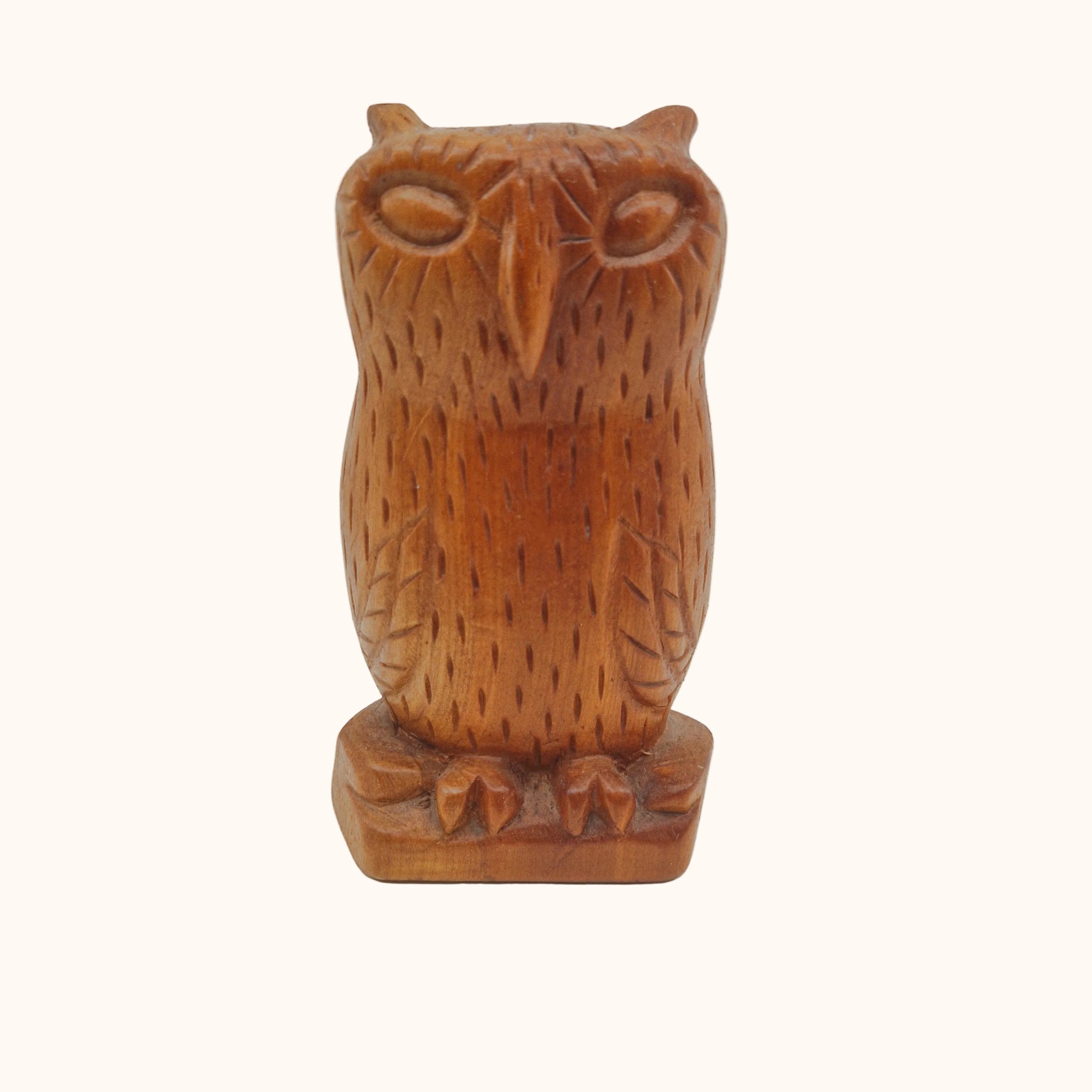 Einzigartige und nachhaltige Vintage Eule, braun. Unique and sustainable vintage owl, brown. Front.