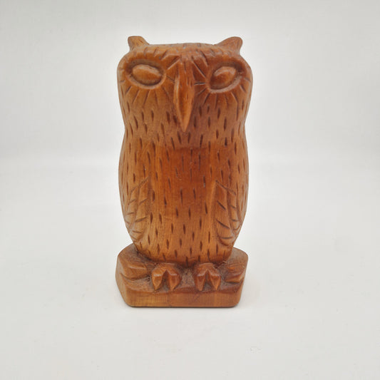 Einzigartige und nachhaltige Vintage Eule, braun. Unique and sustainable vintage owl, brown. Front.