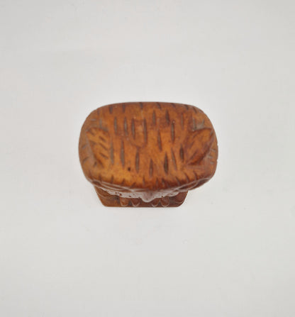 Einzigartige und nachhaltige Vintage Eule, braun. Unique and sustainable vintage owl, brown. Above.