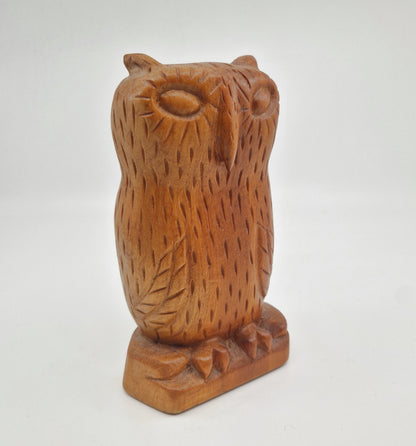 Einzigartige und nachhaltige Vintage Eule, braun. Unique and sustainable vintage owl, brown. Side.