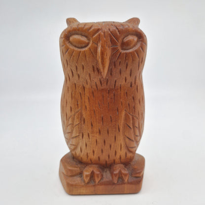 Einzigartige und nachhaltige Vintage Eule, braun. Unique and sustainable vintage owl, brown. Close-up.