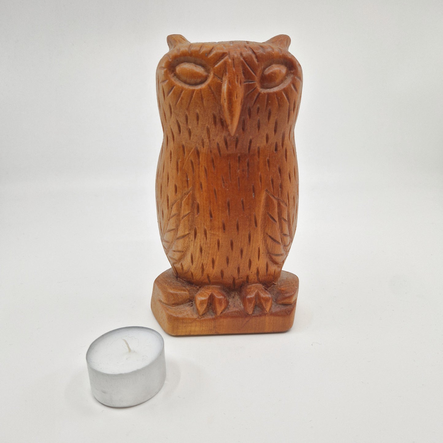 Einzigartige und nachhaltige Vintage Eule, braun. Unique and sustainable vintage owl, brown. Scale reference.