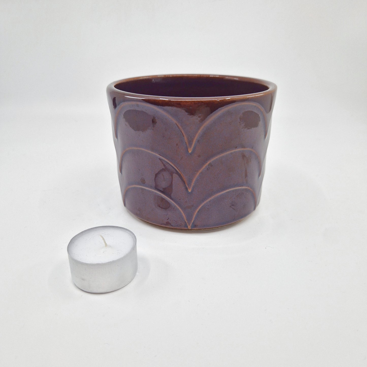 Einzigartiger und nachhaltiger Vintage Blumentopf in dunkelbraun. Unique and sustainable vintage plant pot in dark brown. Scale reference.