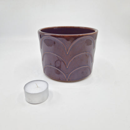 Einzigartiger und nachhaltiger Vintage Blumentopf in dunkelbraun. Unique and sustainable vintage plant pot in dark brown. Scale reference.