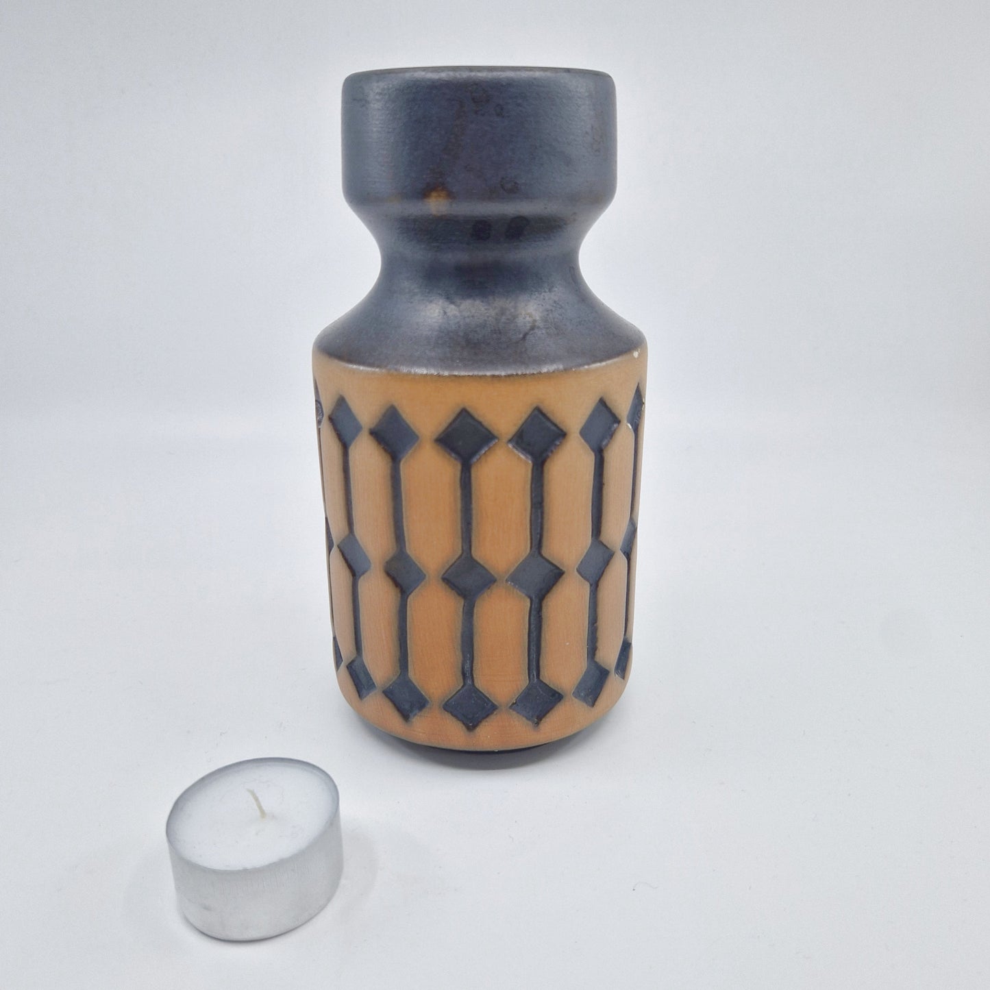 Einzigartige und nachhaltige Vintage Vase in dunkelbraun-hellbraun, geometrisch. Unique and sustainable vintage vase in dark brown-light brown, geometric. Scale reference.