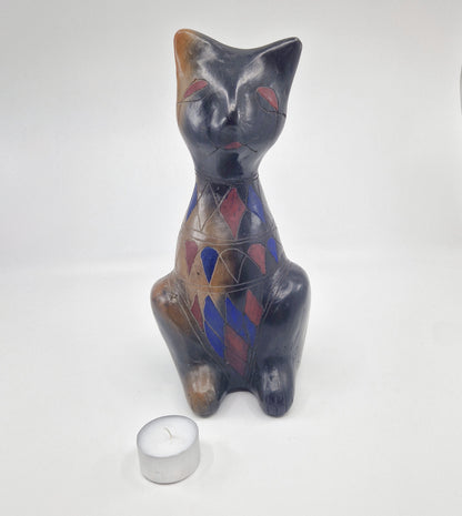 Einzigartige und nachhaltige Vintage Katze in schwarz-blau-rot. Unique and sustainable vintage cat in black-blue-red. Scale reference.