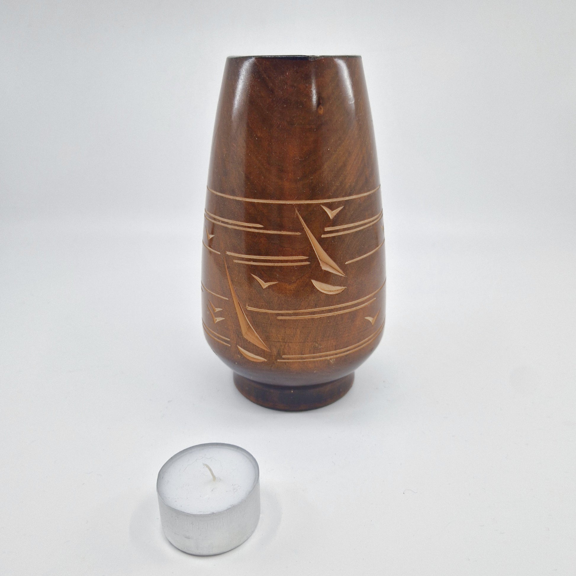 Einzigartige und nachhaltige Vintage Vase mit Schiffen aus Holz. Unique and sustainable vintage vase with boats made from wood. Scale reference.
