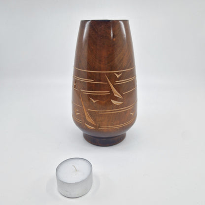 Einzigartige und nachhaltige Vintage Vase mit Schiffen aus Holz. Unique and sustainable vintage vase with boats made from wood. Scale reference.