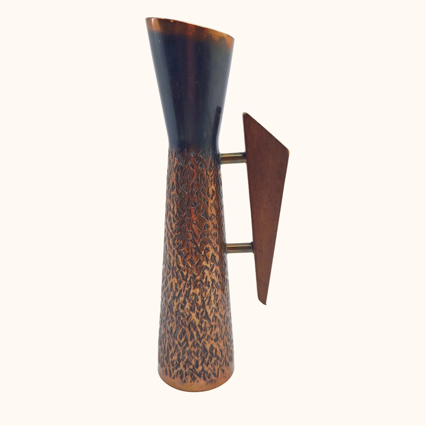 Einzigartige und nachhaltige Vintage Vase / Giesskanne in kupfer. Unique and sustainable vintage watering can in copper. Front.