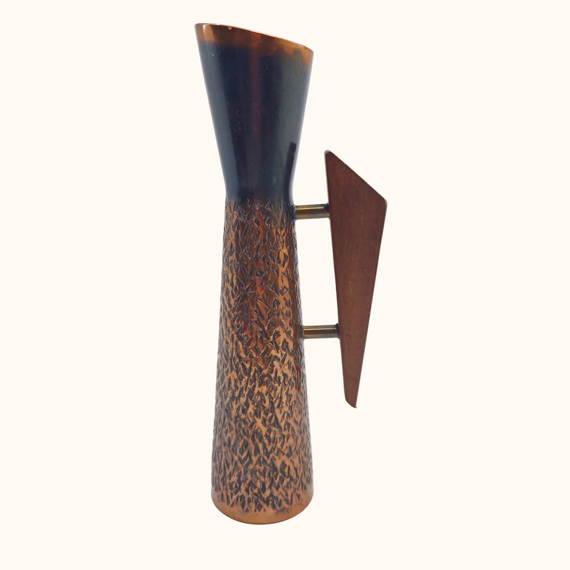 Einzigartige und nachhaltige Vintage Vase / Giesskanne in kupfer. Unique and sustainable vintage watering can in copper. Front.