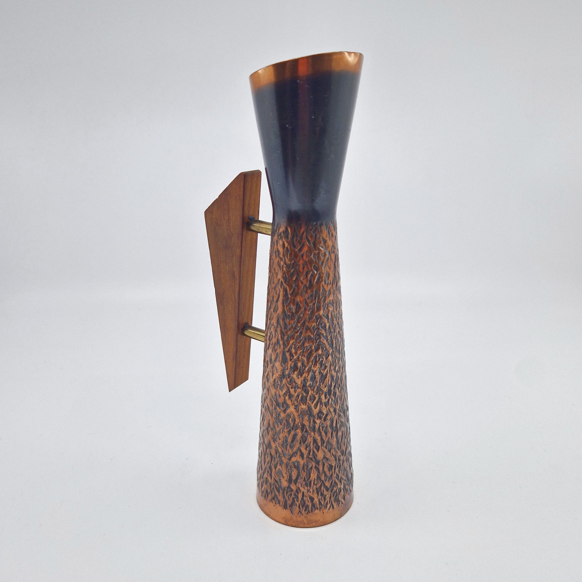 Einzigartige und nachhaltige Vintage Vase / Giesskanne in kupfer. Unique and sustainable vintage watering can in copper. Side.