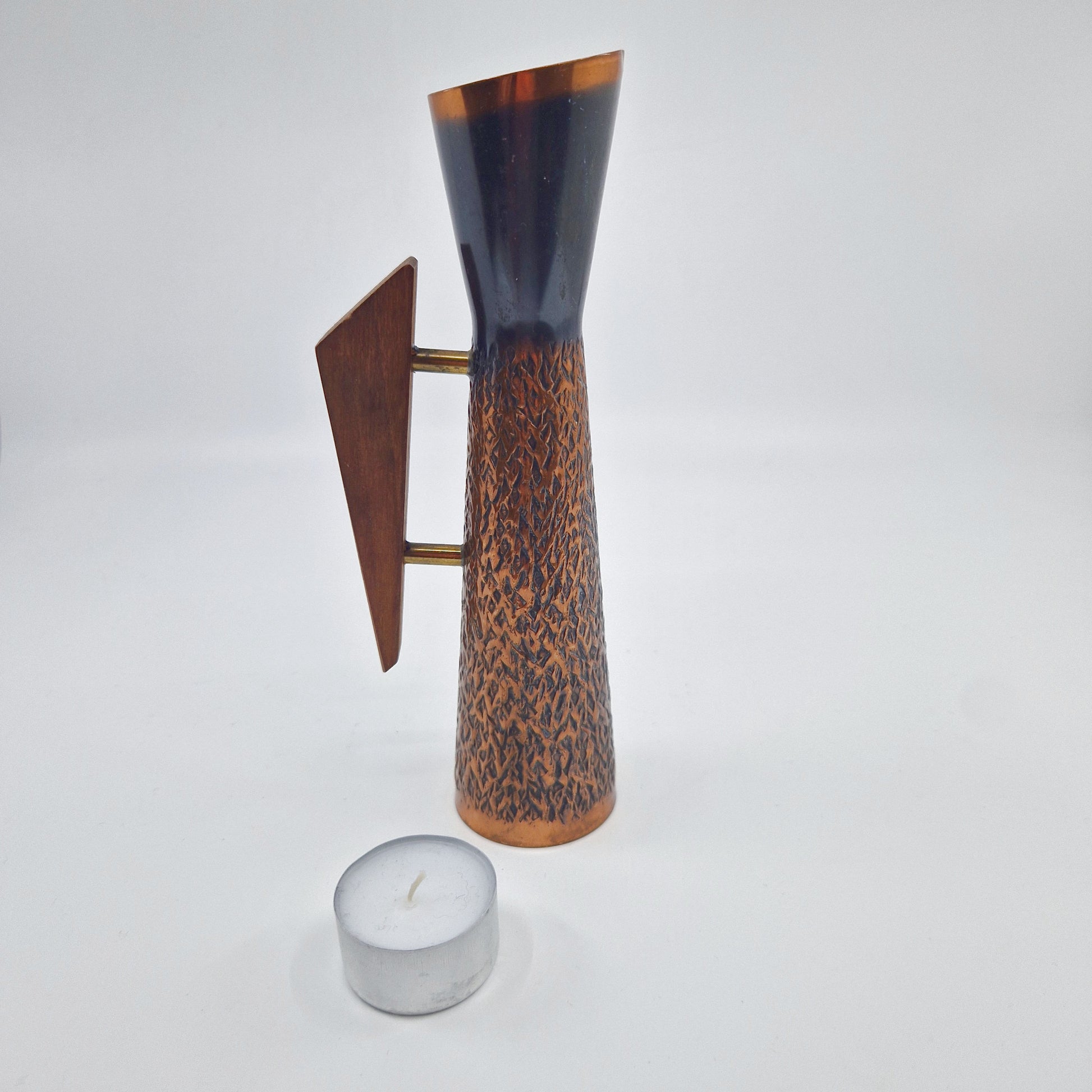 Einzigartige und nachhaltige Vintage Vase / Giesskanne in kupfer. Unique and sustainable vintage watering can in copper. Scale reference.