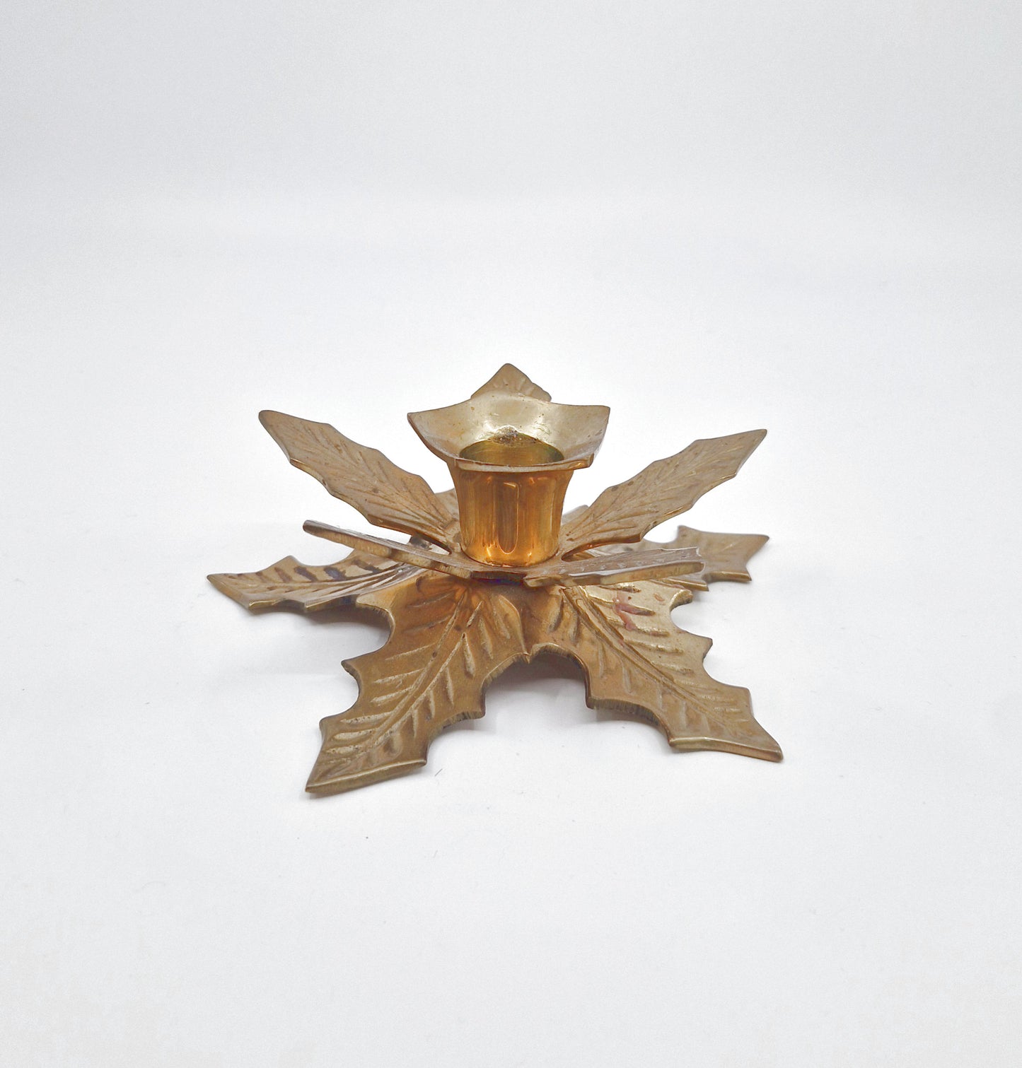 Einzigartiger und nachhaltiger Vintage Kerzenständer mit Blätter. Unique and sustainable vintage candle holder with leaves. Side.