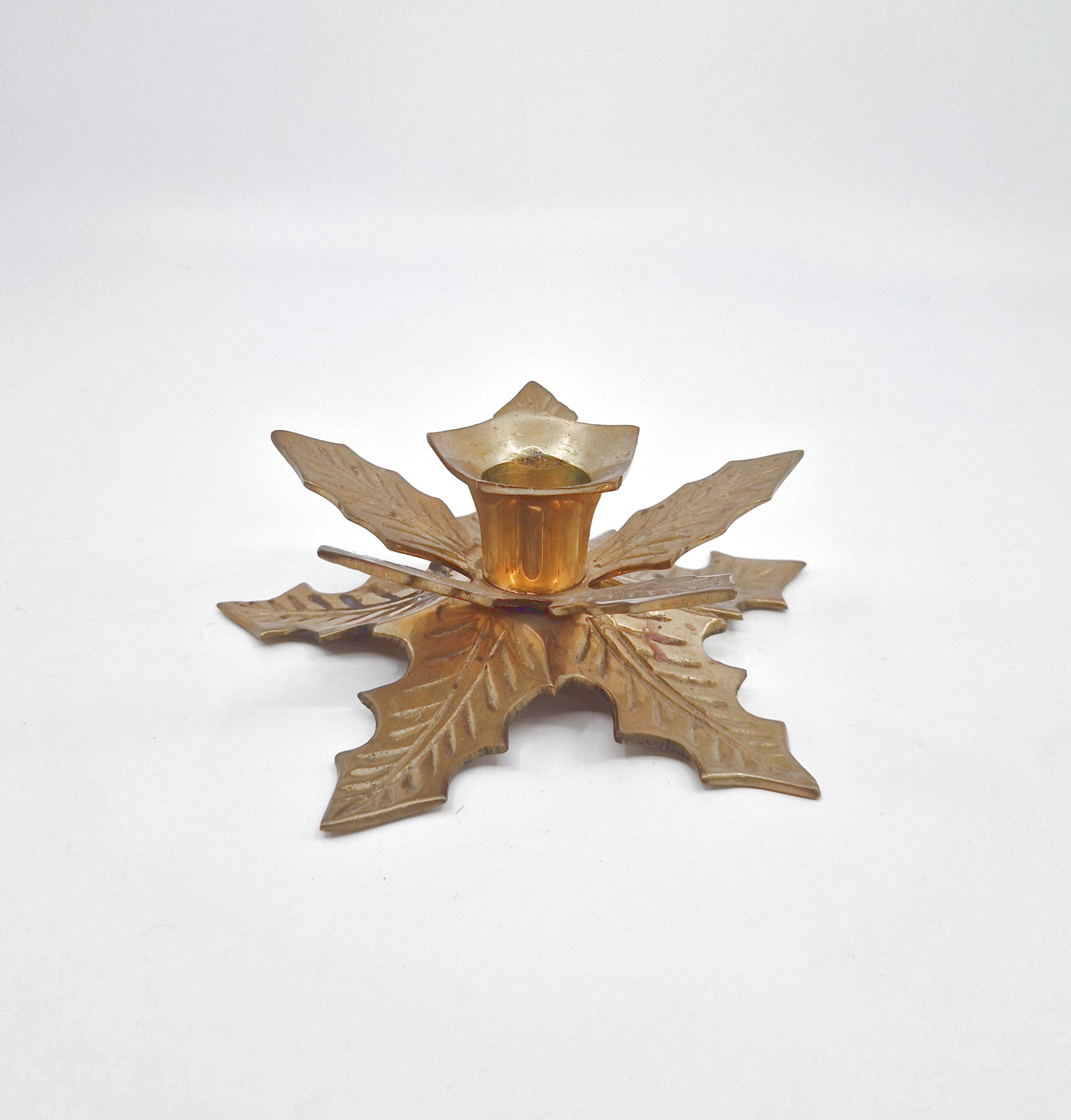 Einzigartiger und nachhaltiger Vintage Kerzenständer mit Blätter. Unique and sustainable vintage candle holder with leaves. Side.