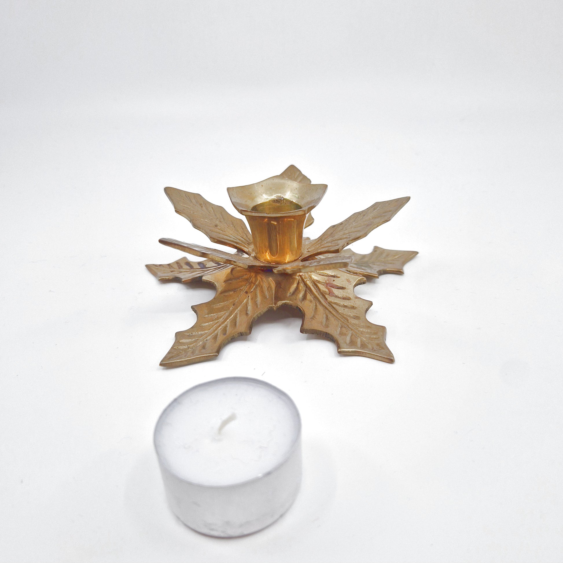 Einzigartiger und nachhaltiger Vintage Kerzenständer mit Blätter. Unique and sustainable vintage candle holder with leaves. Scale reference.