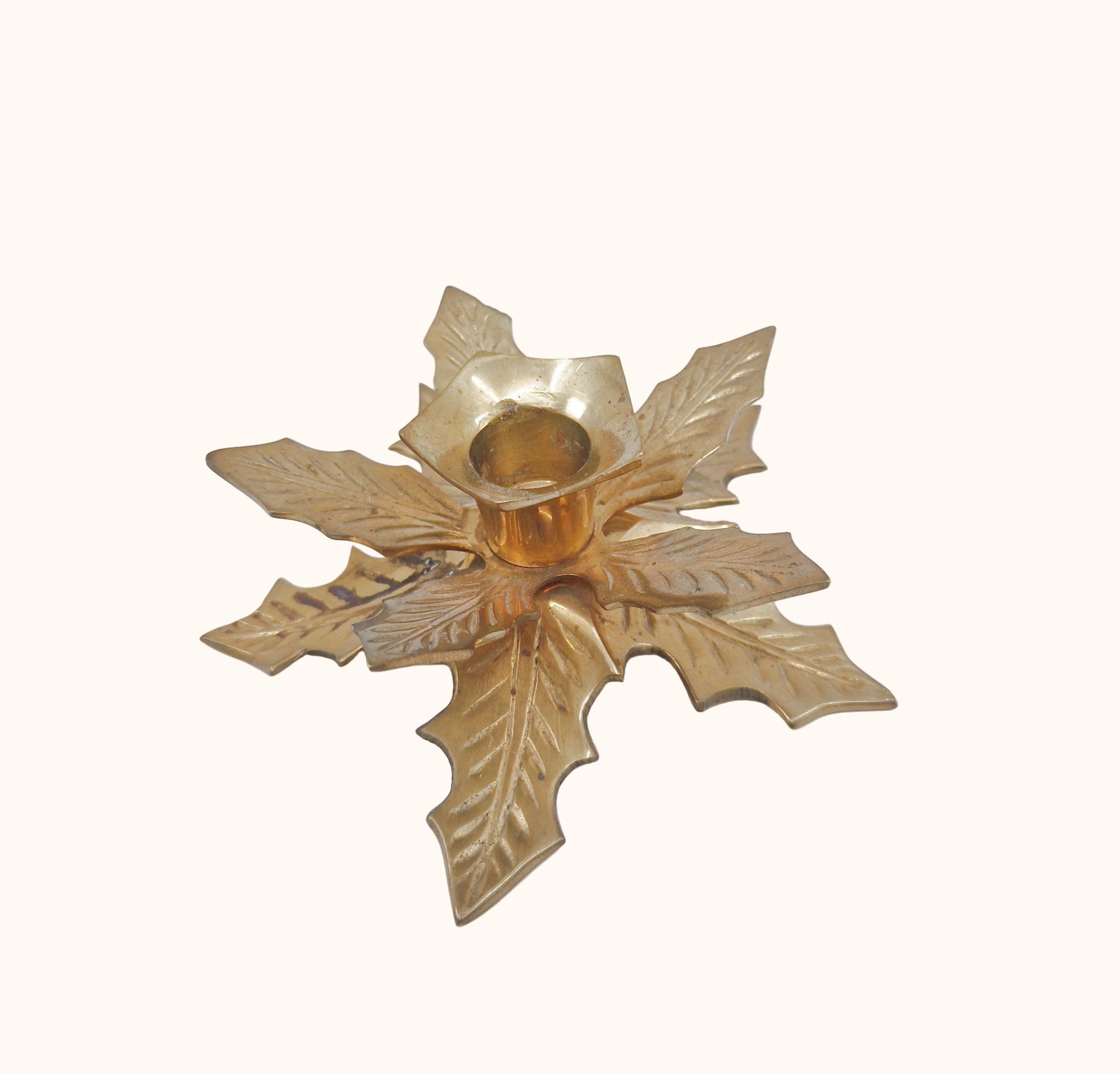 Einzigartiger und nachhaltiger Vintage Kerzenständer mit Blätter. Unique and sustainable vintage candle holder with leaves. Front. 