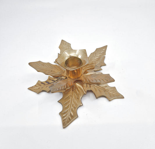 Einzigartiger und nachhaltiger Vintage Kerzenständer mit Blätter. Unique and sustainable vintage candle holder with leaves. Front. 