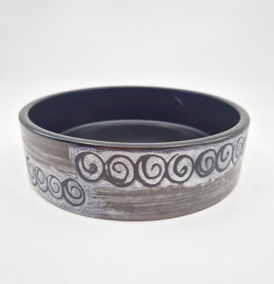 Einzigartige und nachhaltige Vintage Schale in dunkelbraun-weiss mit Kringeln. Unique and sustainable vintage vase in dark brown-white with swirls. Front.