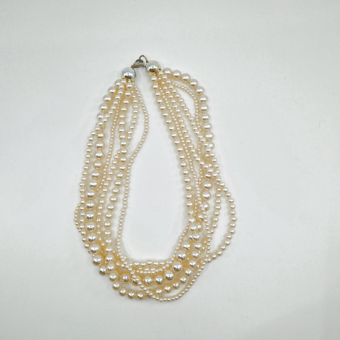 Einzigartige und nachhaltige Vintage Perlenkette, Modeschmuck. Unique and sustainable Vintage pearl chain, costume jewelery. Front. 