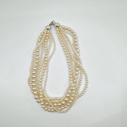 Einzigartige und nachhaltige Vintage Perlenkette, Modeschmuck. Unique and sustainable Vintage pearl chain, costume jewelery. Front. 