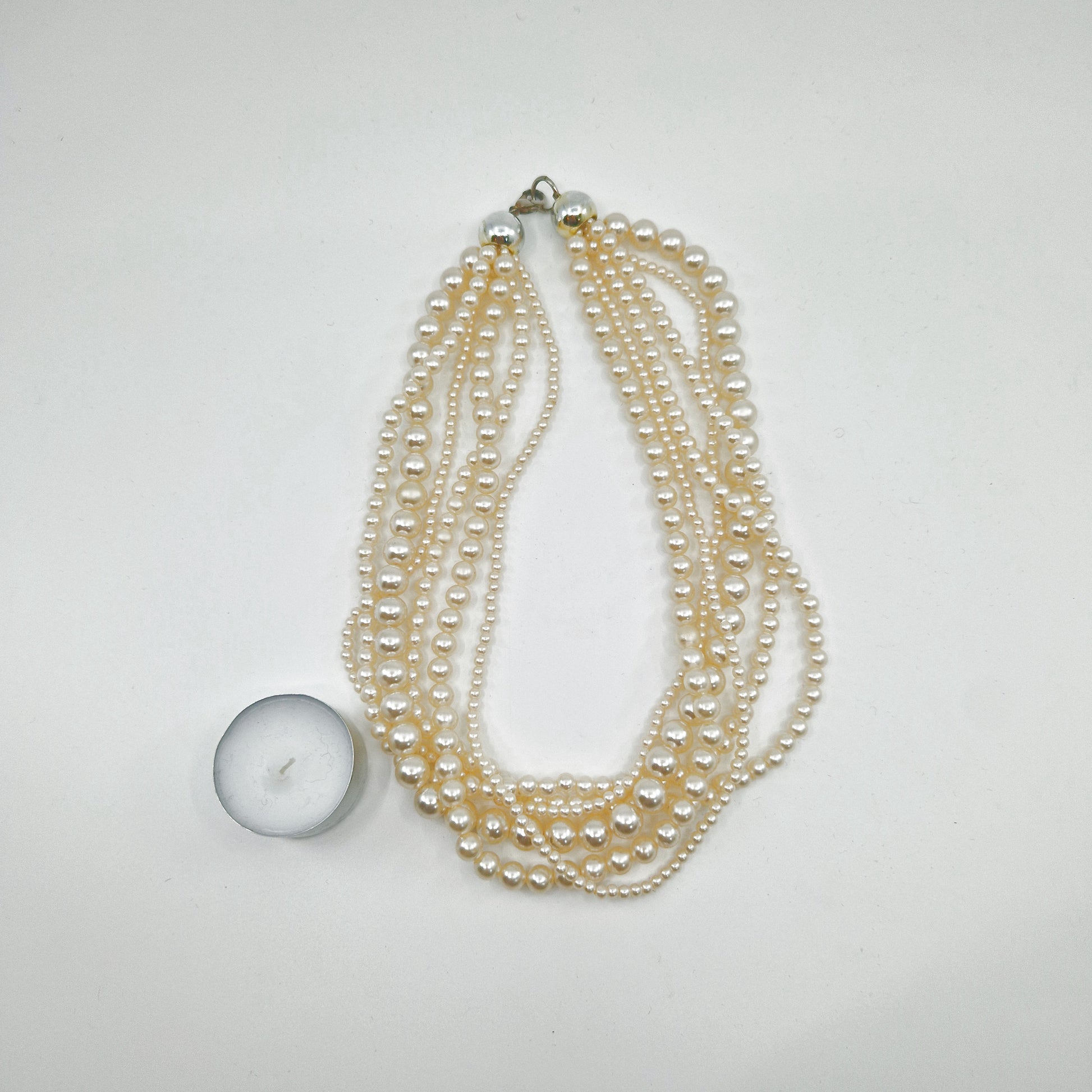 Einzigartige und nachhaltige Vintage Perlenkette, Modeschmuck. Unique and sustainable Vintage pearl chain, costume jewelery. Scale reference.