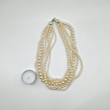 Einzigartige und nachhaltige Vintage Perlenkette, Modeschmuck. Unique and sustainable Vintage pearl chain, costume jewelery. Scale reference.