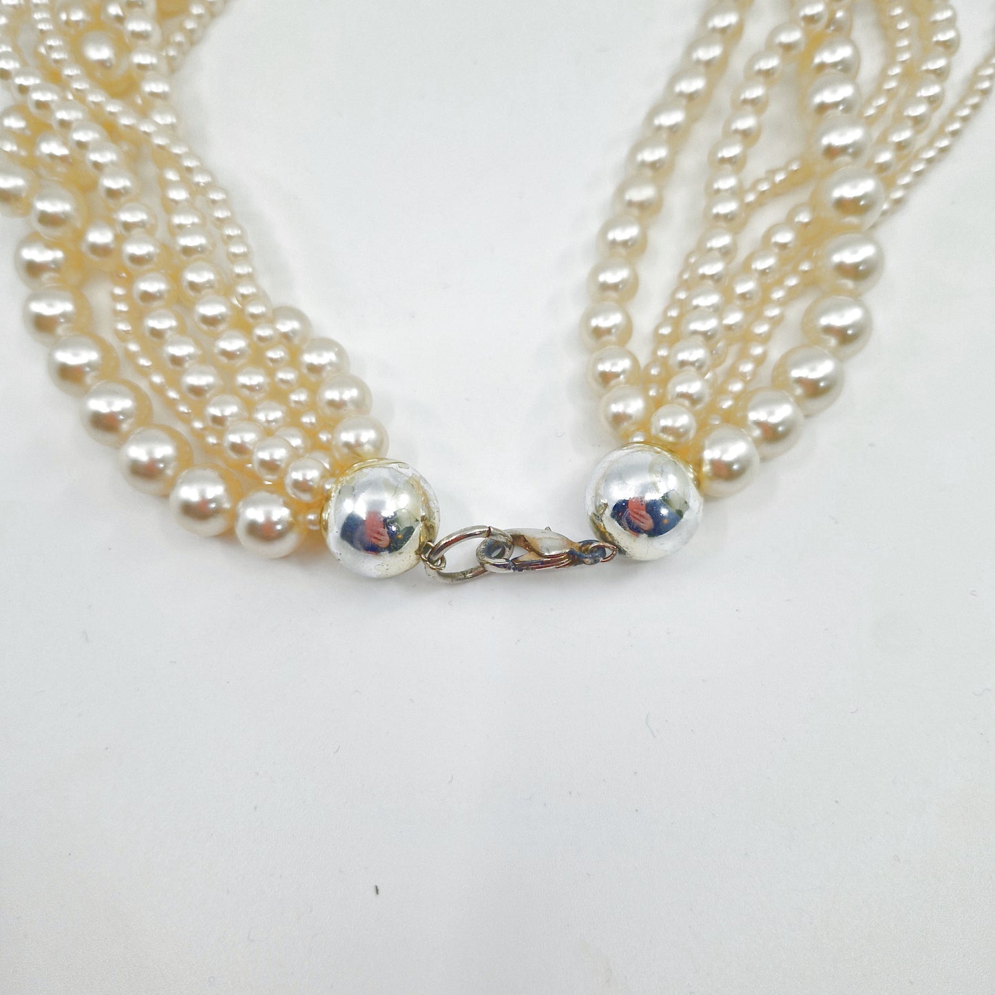 Einzigartige und nachhaltige Vintage Perlenkette, Modeschmuck. Unique and sustainable Vintage pearl chain, costume jewelery. Verschluss.