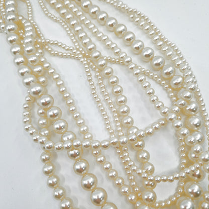 Einzigartige und nachhaltige Vintage Perlenkette, Modeschmuck. Unique and sustainable Vintage pearl chain, costume jewelery. Close-up.